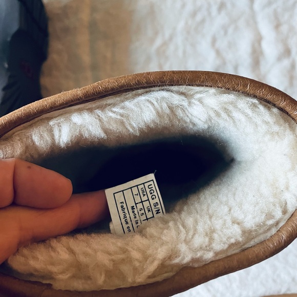 UGG Boots like new condition/ barely worn - Picture 6 of 8